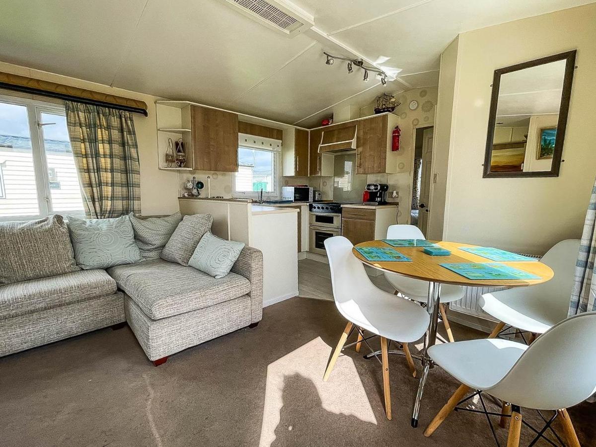 فندق Caravan With Decking At Martello Beach Nearby Clacton-On-Sea Ref 29017Kv المظهر الخارجي الصورة