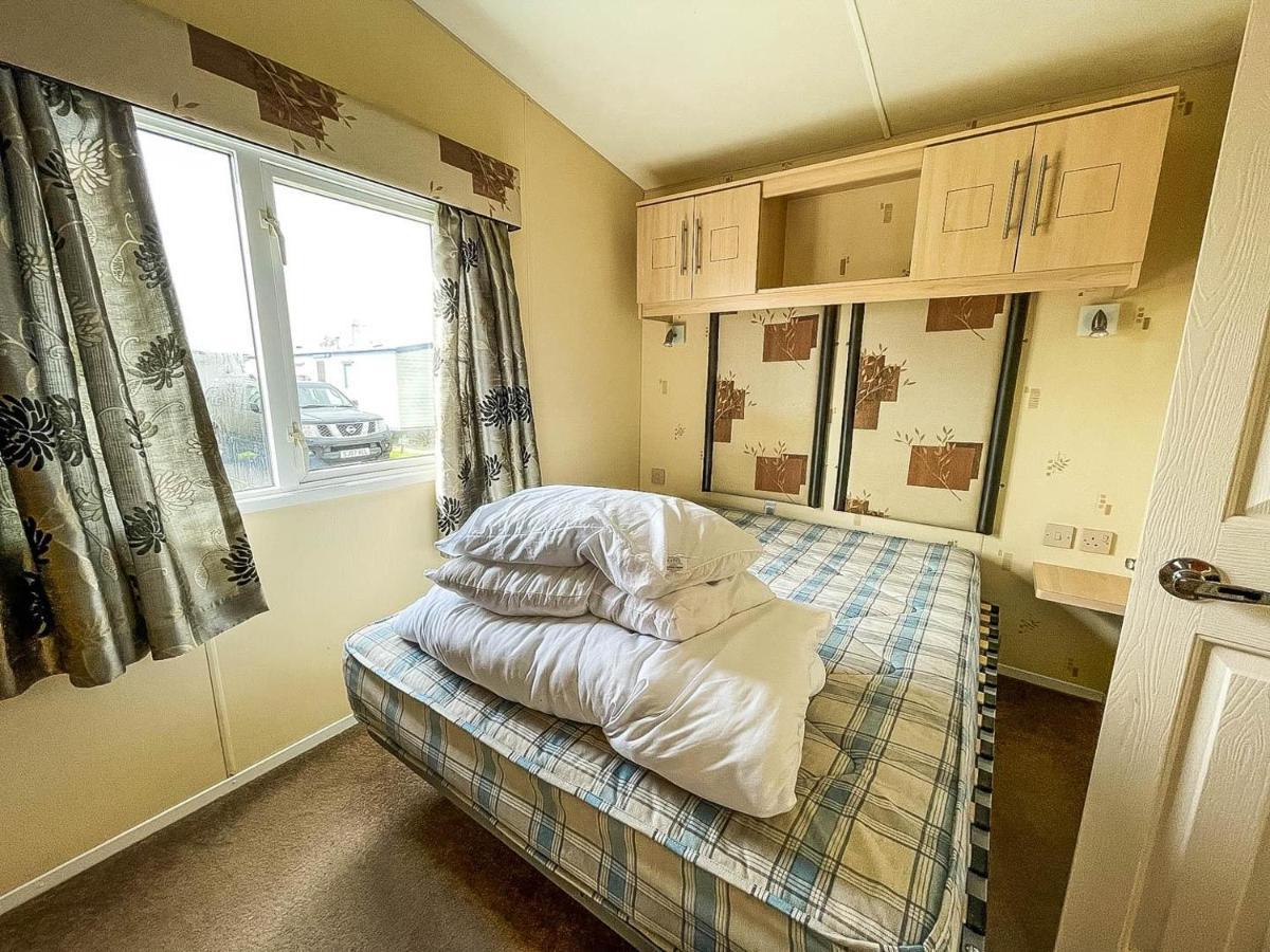 فندق Caravan With Decking At Martello Beach Nearby Clacton-On-Sea Ref 29017Kv المظهر الخارجي الصورة