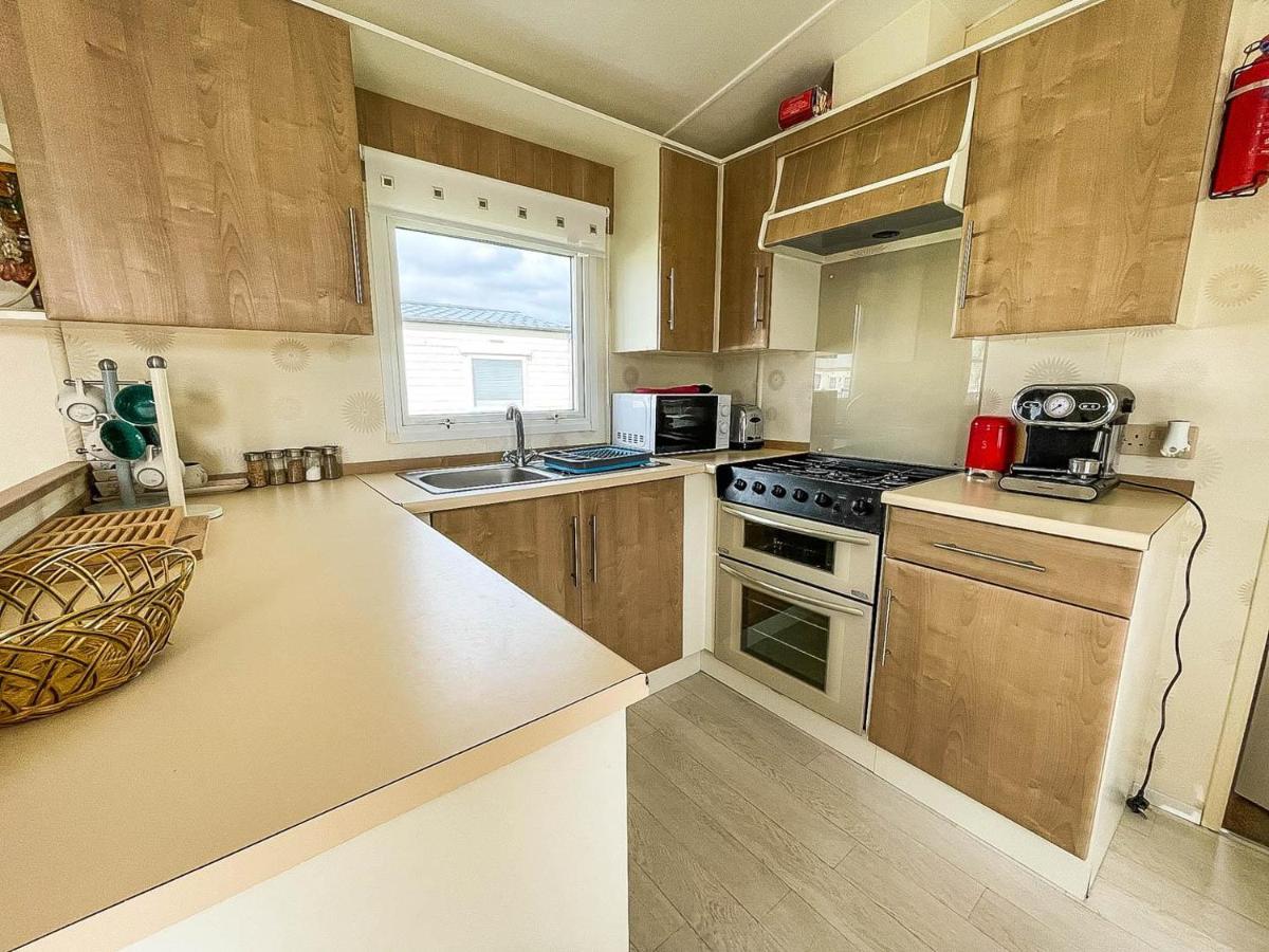 فندق Caravan With Decking At Martello Beach Nearby Clacton-On-Sea Ref 29017Kv المظهر الخارجي الصورة